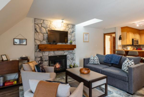 2BR Cozy Townhouse in Central Location - Mountain Views and Free Parking